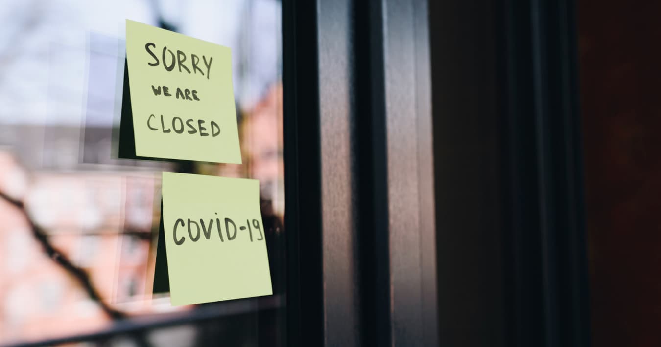 Closed sticky note on a shop door